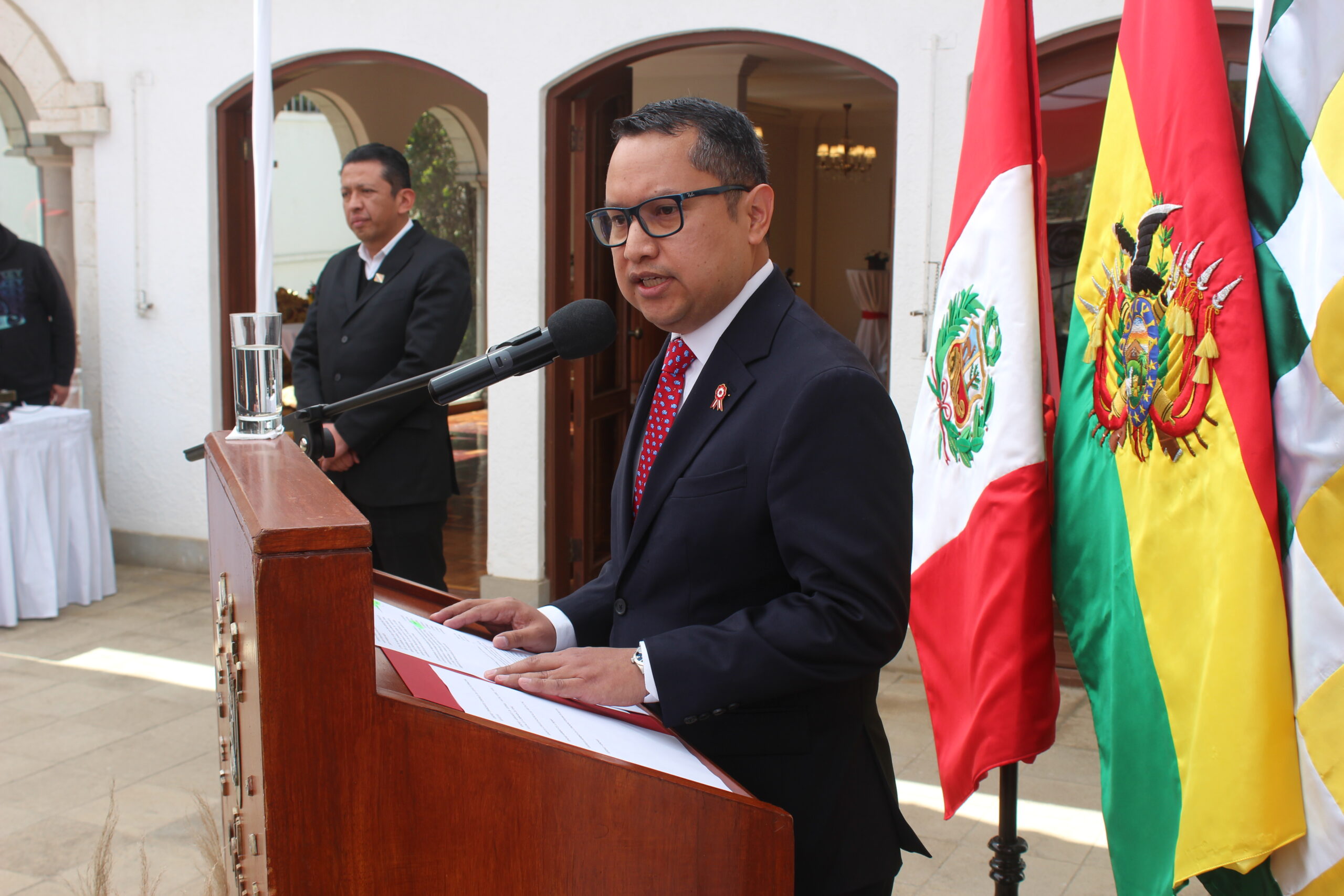 EL ENCARGADO DE NEGOCIOS DE LA EMBAJADA DEL PERÚ, CARLOS MONTOYA.