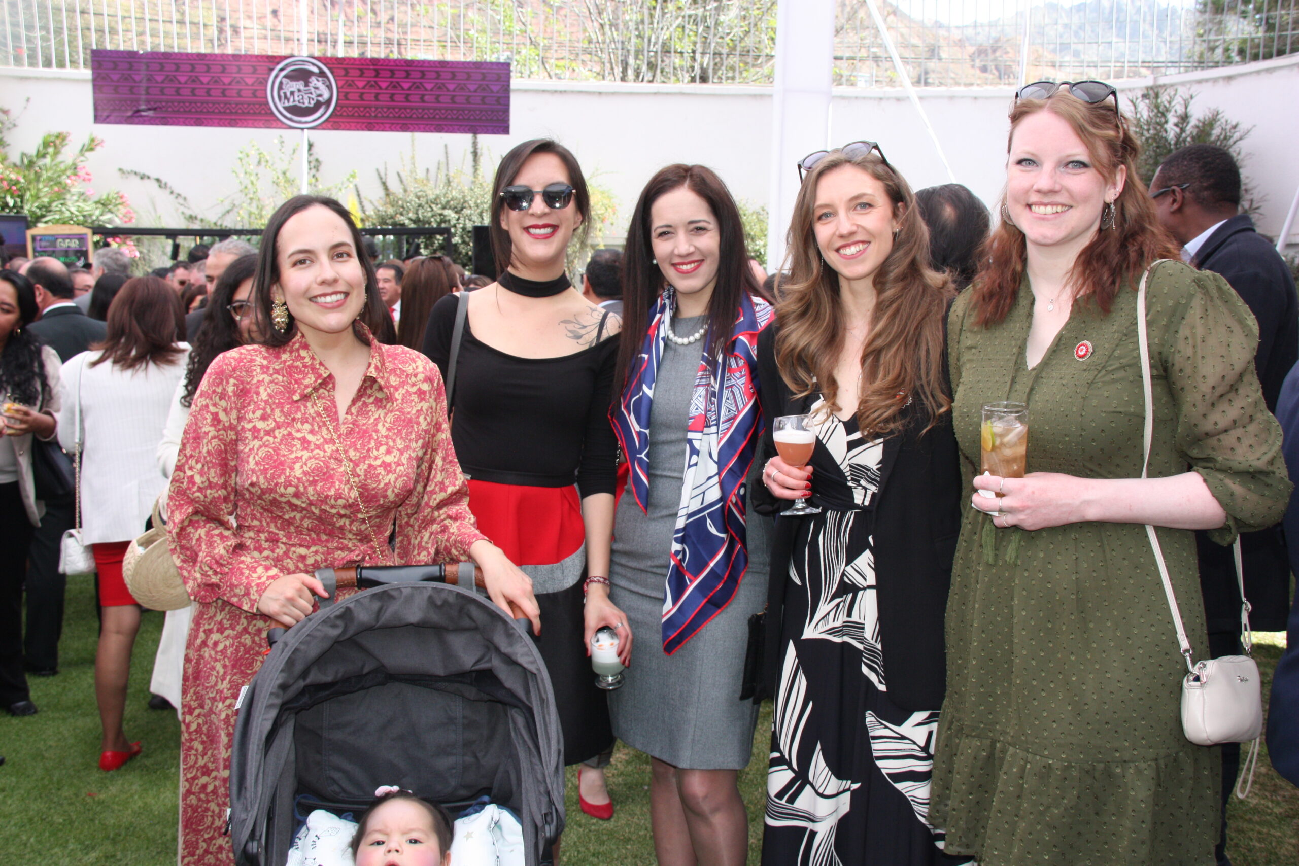 IRIS DÍAZ, DÉBORAH LISBOA, AYSE SEZEN, BÁRBARA STUTZ Y VIVIANE STUTZ.