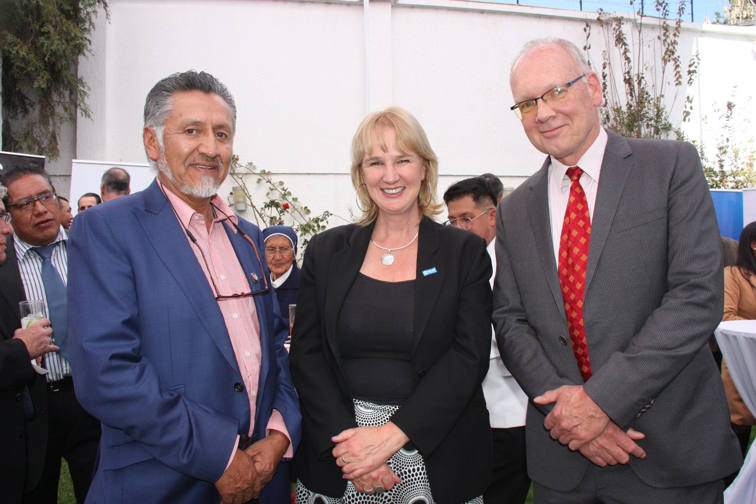 ROLANDO MENDOZA, EMMA DONLAN Y PAUL KUIJPER.