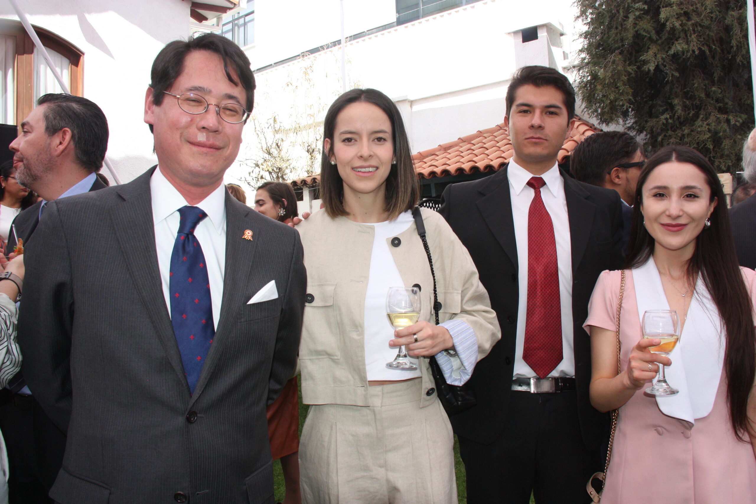 DANIEL OIE, CONSEJERO DE LA MISIÓN PERUANA; ANALUCIA JÁUREGUI, RAMSÉS REJAS Y ESTEFANÍA ALCALÁ.