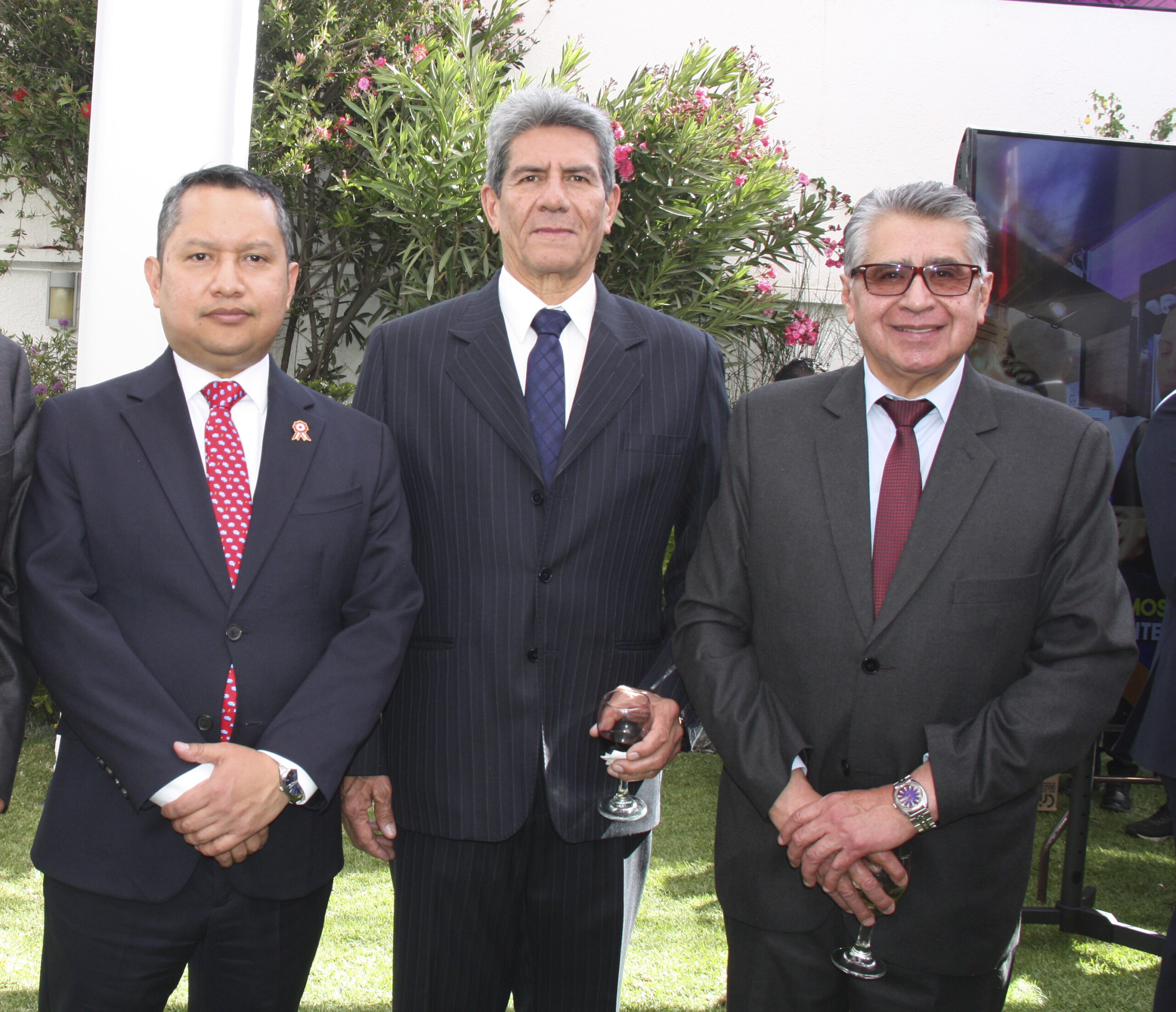 CARLOS MONTOYA,  BOBBY ESTREMADOYRO Y  CARLOS LAZO.