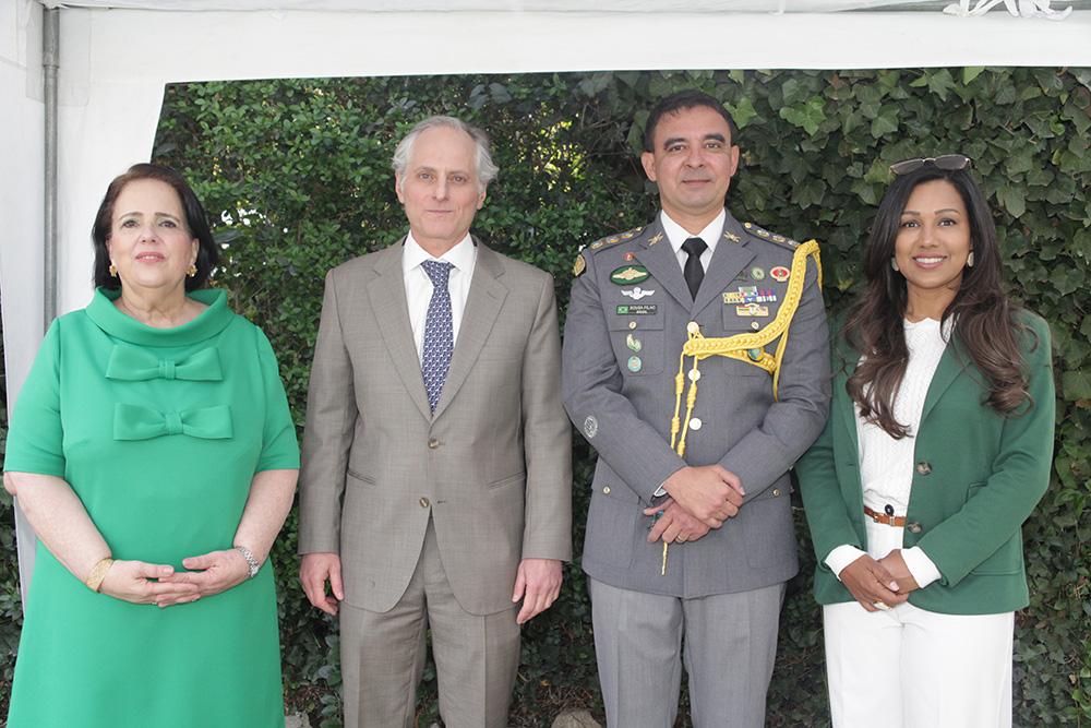 LA COMITIVA BRASILEÑA: DORA ABBOTT GALVAO SOBREIRA LOPES, ESPOSA DEL EMBAJADOR; PAULO AZEVEDO, MINISTRO CONSEJERO; LUCIANO SOUSA, AGREGADO DEL EJÉRCITO, Y CASSIA SANTOS. 