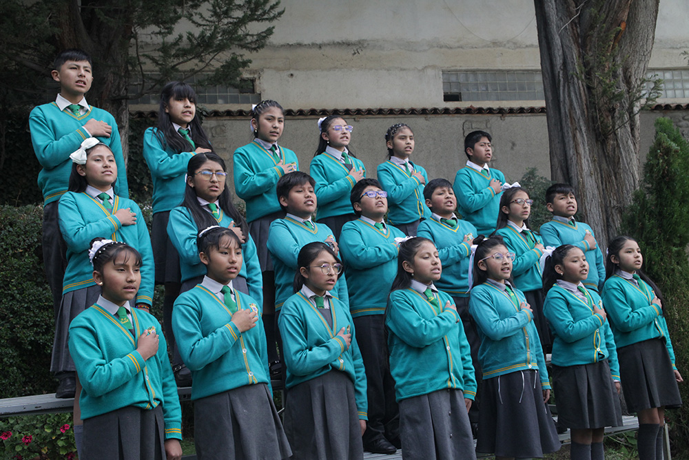 LOS NIÑOS DE LA UNIDAD EDUCATIVA REPÚBLICA FEDERATIVA DEL  BRASIL ENTONAN LOS HIMNOS NACIONALES DE BOLIVIA Y BRASIL.