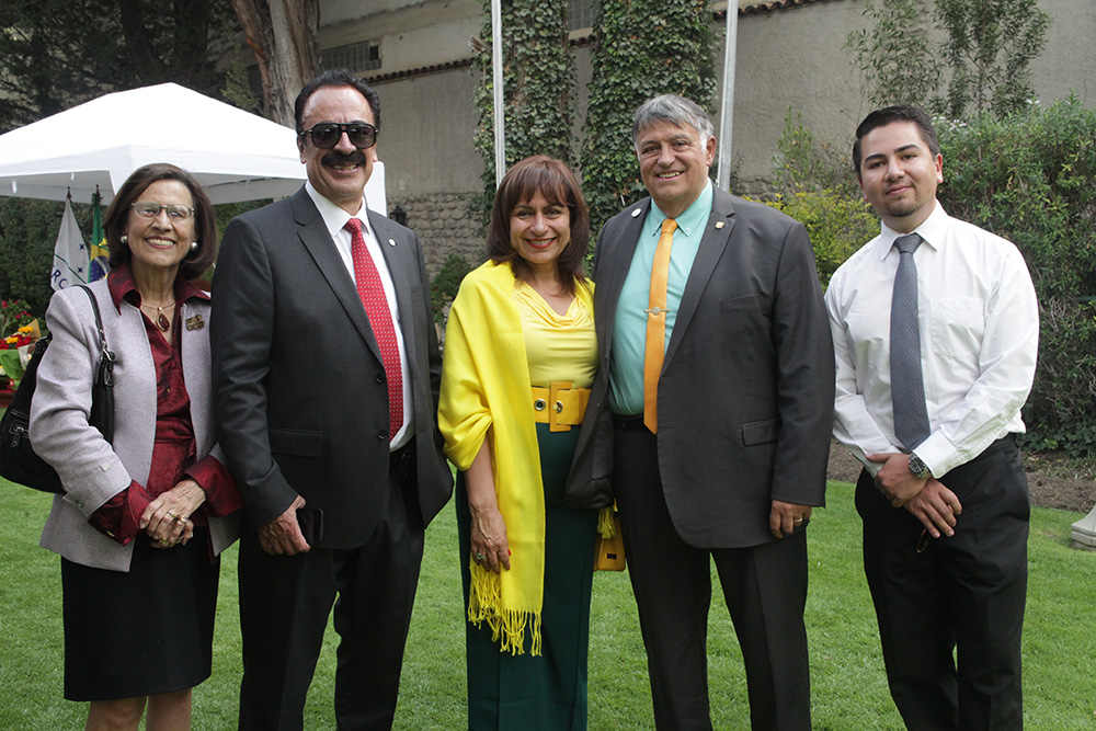 FLORENCIA BALLIVIÁN, JAIME ASCARRUNZ, MIRIAM ESPARZA, EMBAJADORA DEL ECUADOR; BRUNO JOUANNEM Y SALVADOR ROMERO.