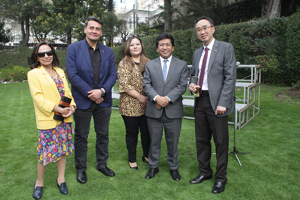 AMPARO MORALES Y ALBERTO PIZARRO, DEL FILAC; XIMENA ARIAS, ELMER CATARINA, VICECANCILLER, Y WANG LIANG, EMBAJADOR DE LA REP. POPULAR CHINA.