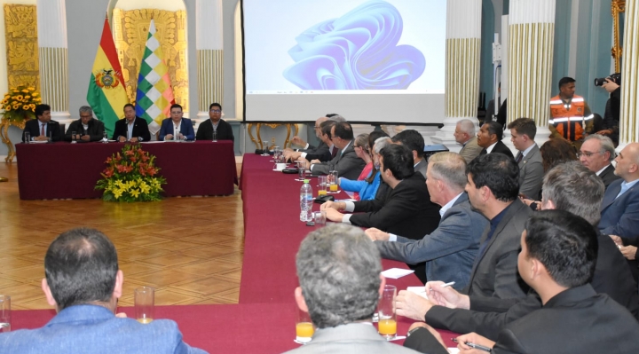 El Primer Mandatario reunido con el cuerpo diplomático. Foto: APG 